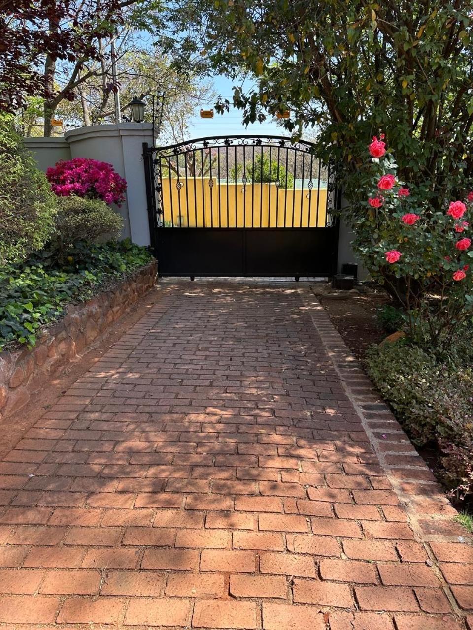 Bagley Terrace 136 Cottage Йоханесбург Екстериор снимка