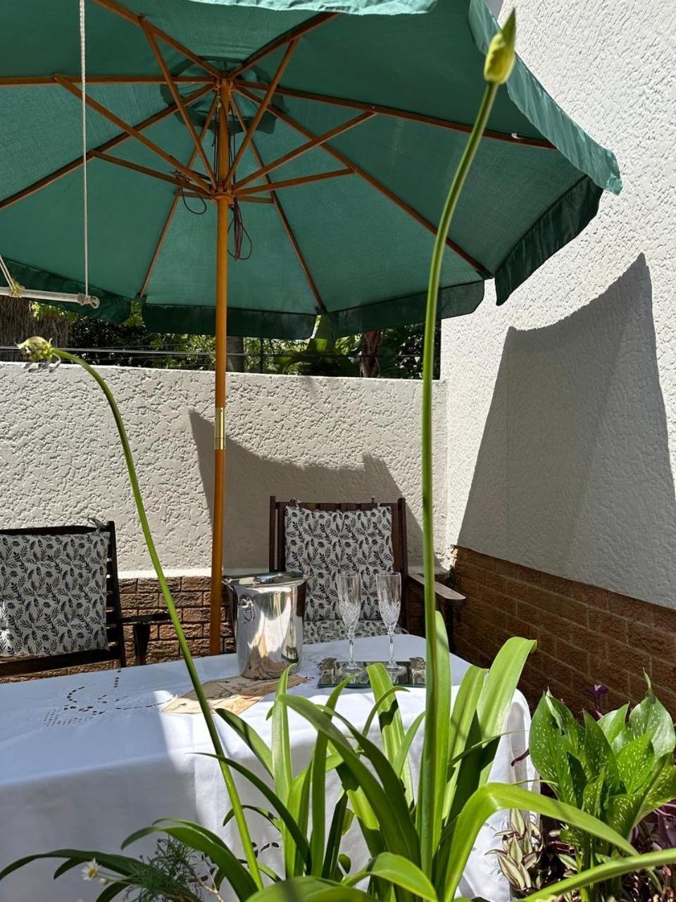Bagley Terrace 136 Cottage Йоханесбург Екстериор снимка